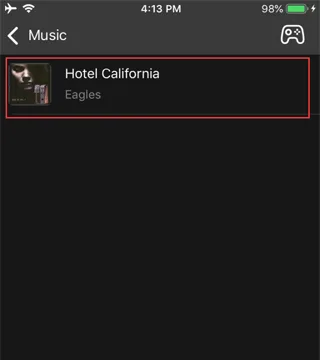 Pobrana muzyka widoczna w aplikacji Enjox Remote na iPhonie (krok 7)